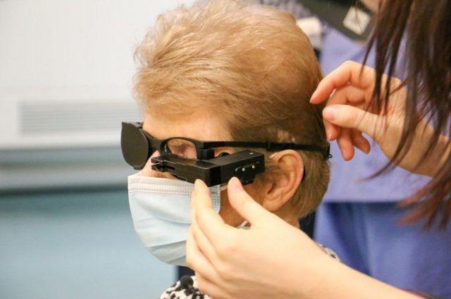 درمان نابینایی زن مسن با ریز تراشه در شبکیه چشم