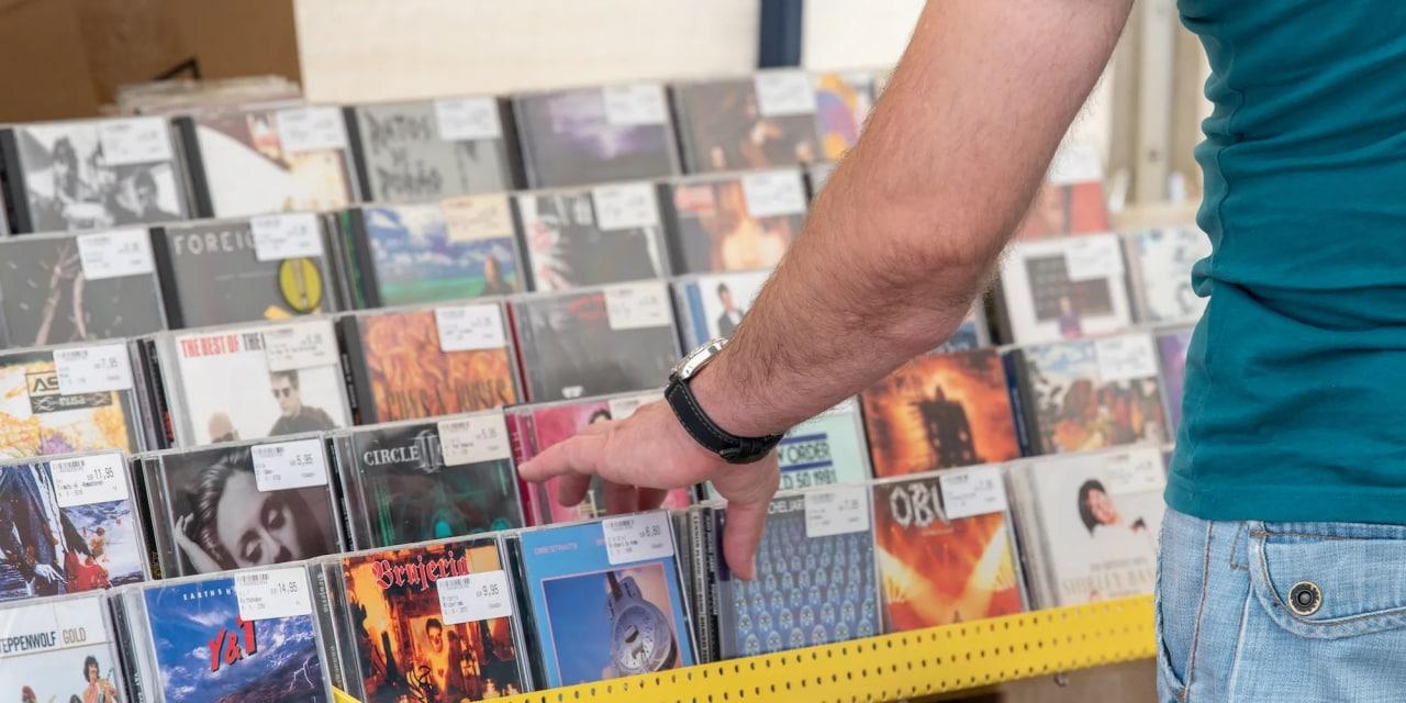 فروش سی دی برای اولین بار ۱۷ سال گذشته رکورد زد