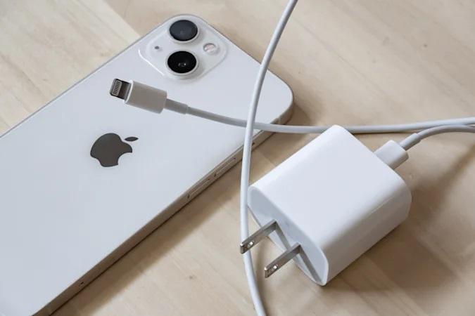 اپل برروی شارژی با دو پورت USB-C کار می‌کند