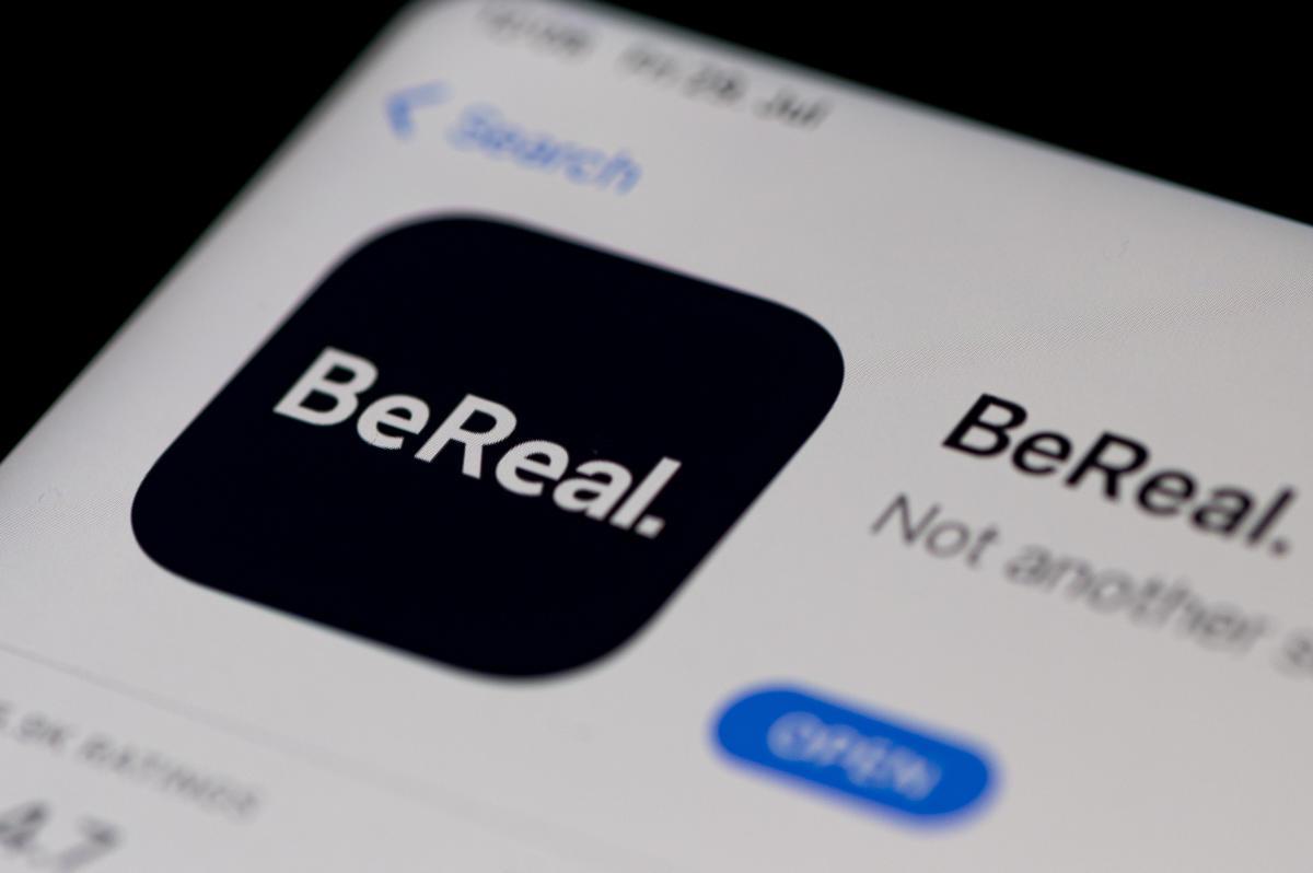 اپلیکیشن BeReal به کاربران امکان ارسال پیام خصوصی را می‌دهد