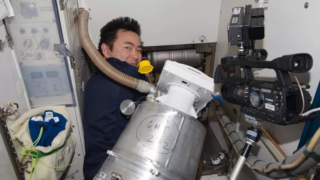 ناسا 98 درصد ادرار و عرق بدن فضانوردان را به آب آشامیدنی تبدیل کرد